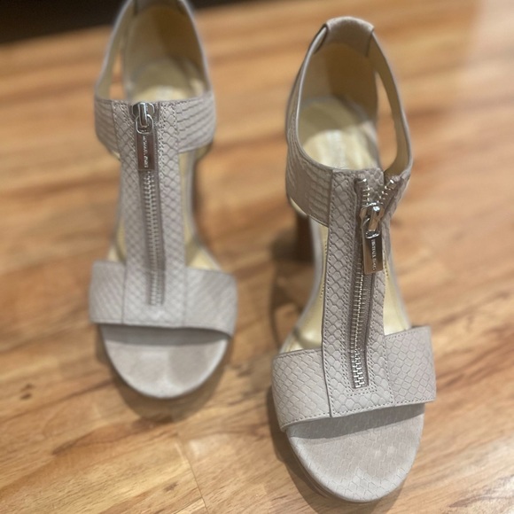 Michael Kors shoes - Picture 2 of 2